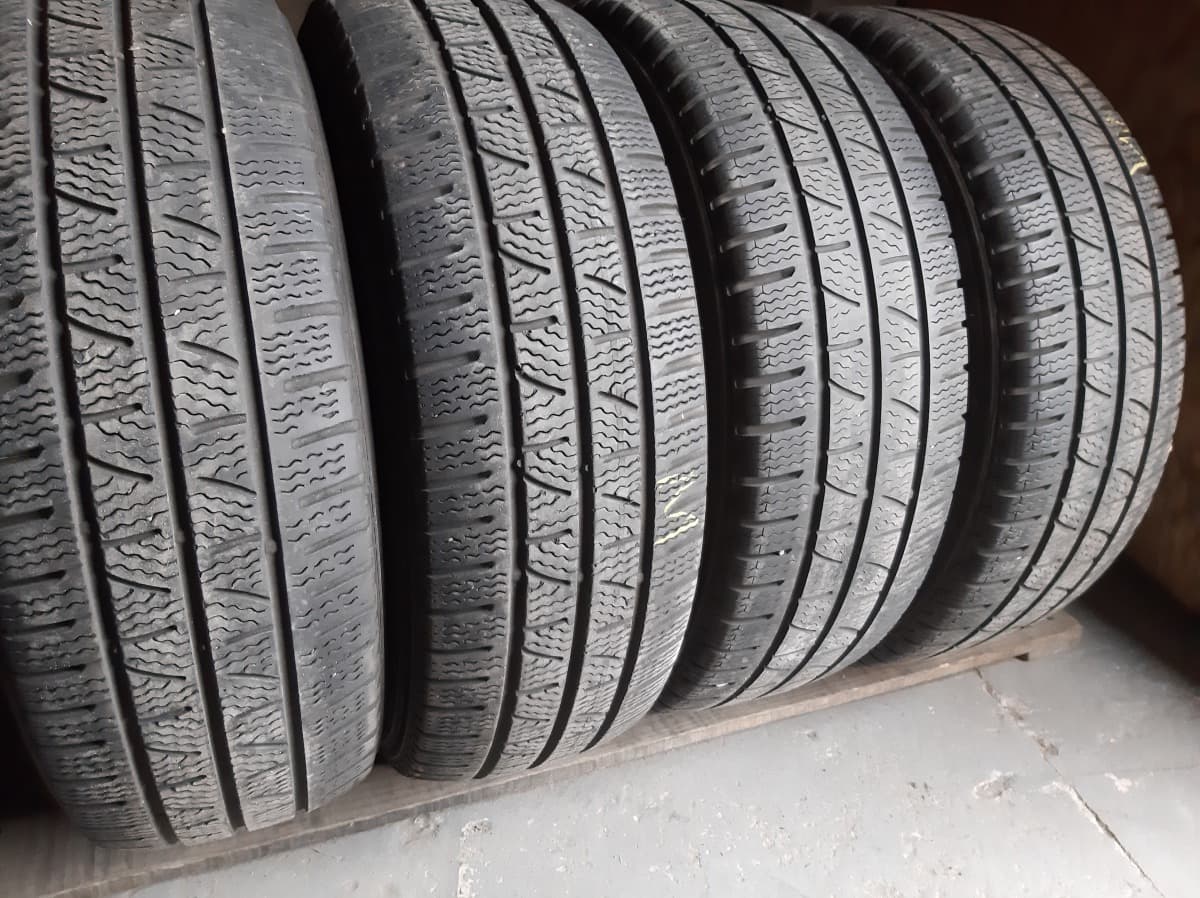 Вживані шини з Європи Pirelli Carrier Winter  235/65 R 16C