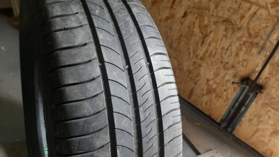 Шини на авто в хорошому стані Michelin Energy Saver шириною 215 висотою 60 радіусом R 16 низькі ціни