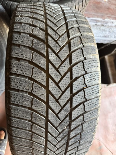 Шини на авто в хорошому стані Bridgestone Blizzak LM-005 … шириною 245 висотою 45 радіусом R 18 низькі ціни